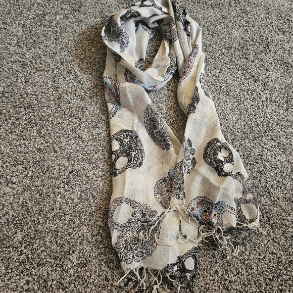 Scarf with Skulls - Picture 4 of 15